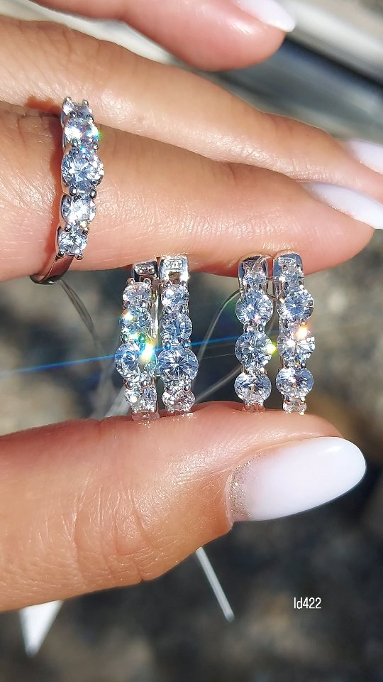 Серьги из серебра с фианитами — кадр из рилса