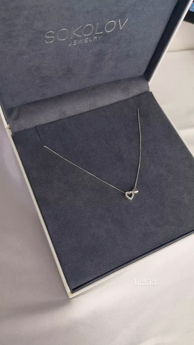 Колье из серебра с фианитами — кадр из рилса