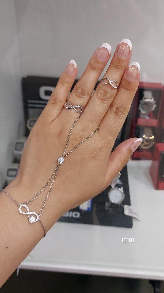 Кольцо бесконечность из серебра с фианитами — кадр из рилса 1