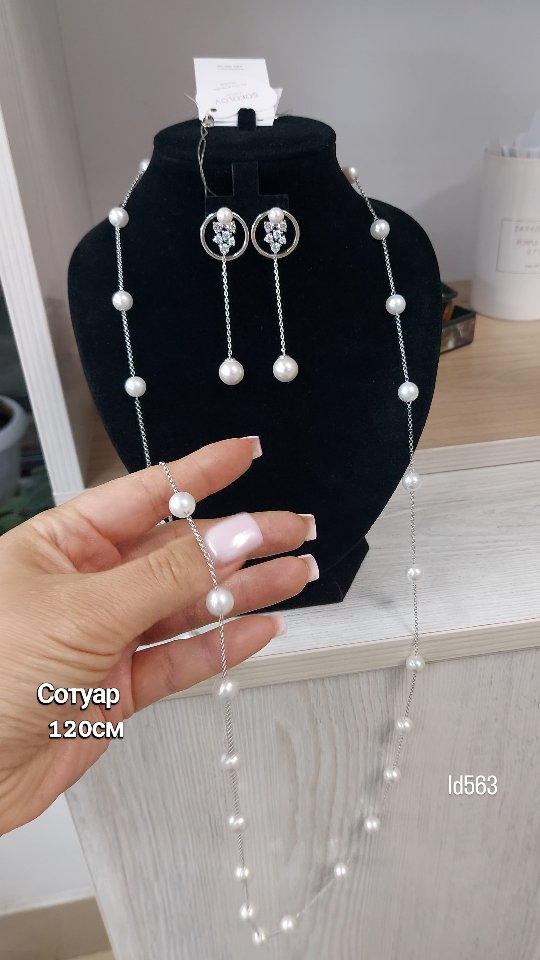 Серебряные висячие серьги с жемчугом 925 пробы — кадр из рилса 2