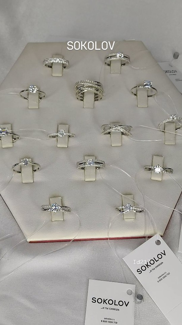 Кольцо из серебра с фианитами — кадр из рилса