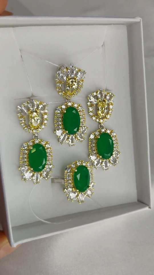 Серебряные висячие серьги 925 пробы с зелеными фианитами и позолотой