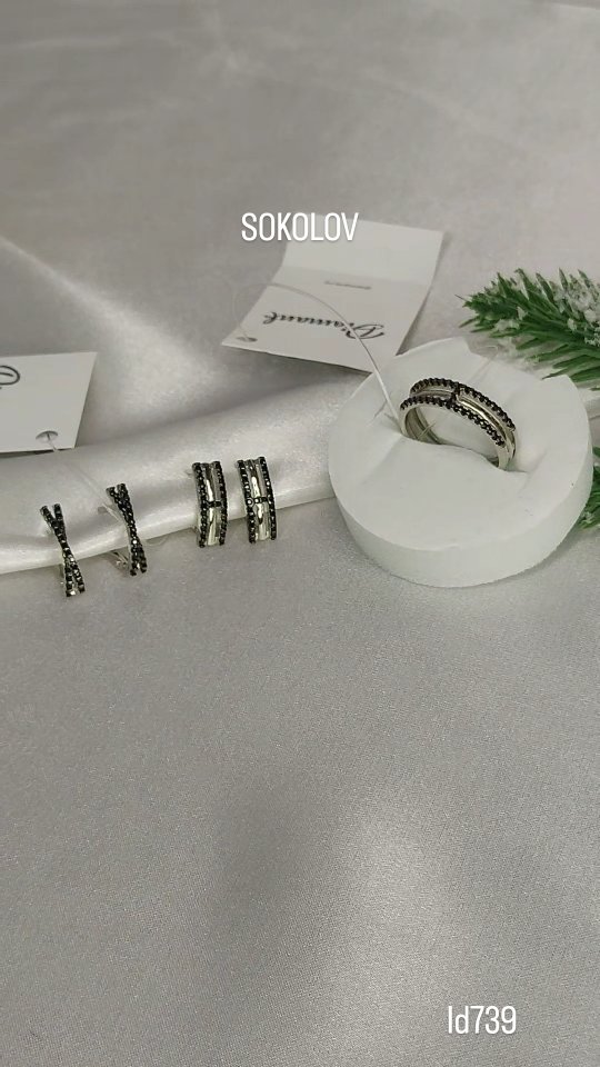 Серьги из серебра с фианитами — кадр из рилса 2