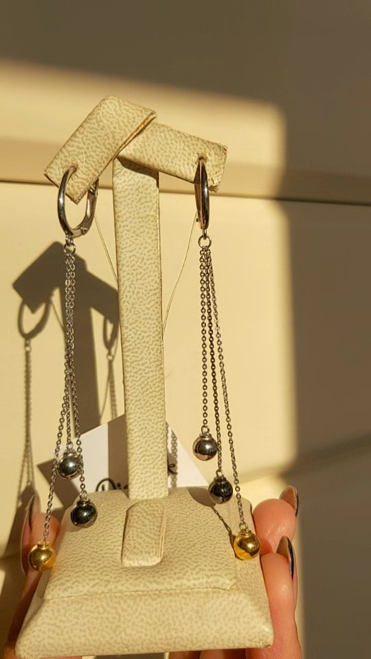 Серьги из серебра с алмазной гранью — кадр из рилса 2