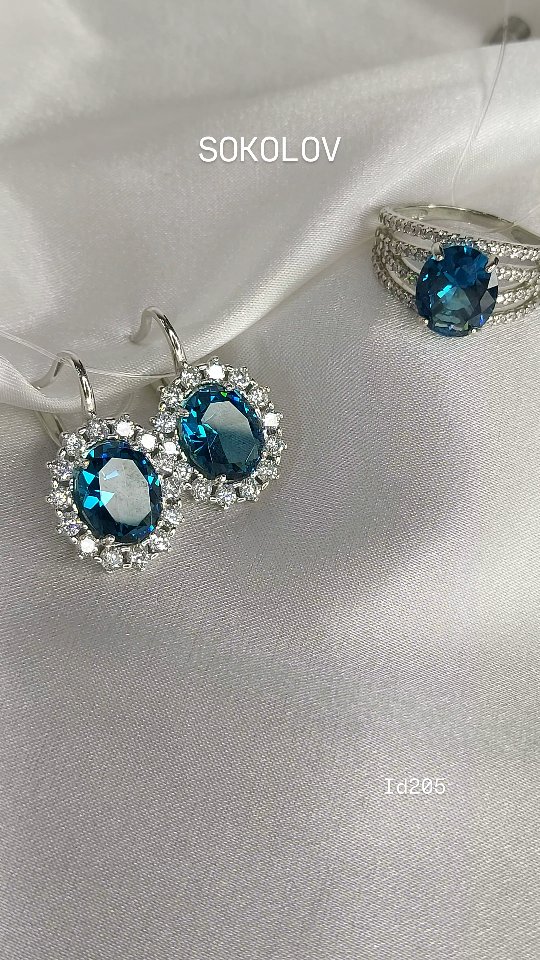 Кольцо из серебра с ситаллом и фианитами — кадр из рилса