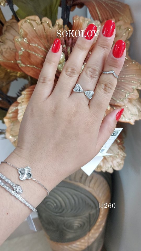 Кольцо из серебра с фианитом — кадр из рилса 3