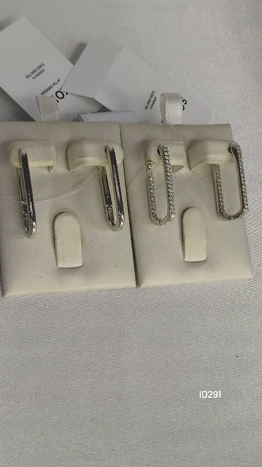 Серьги из серебра — кадр из рилса 2