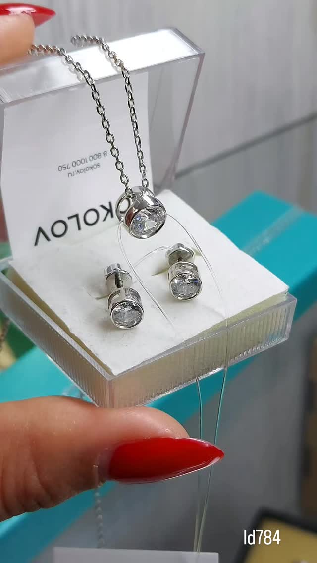 Серьги из серебра с фианитами — кадр из рилса 2