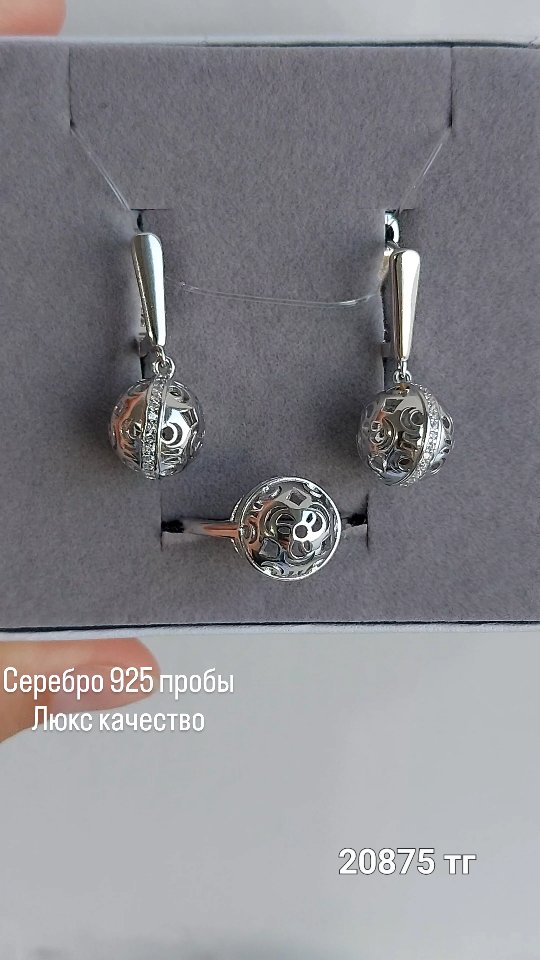 Серебряные серьги 925 пробы с фианитами и английским замком — кадр из рилса 1