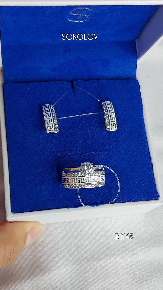 Кольцо из серебра с эмалью с фианитами — кадр из рилса 2