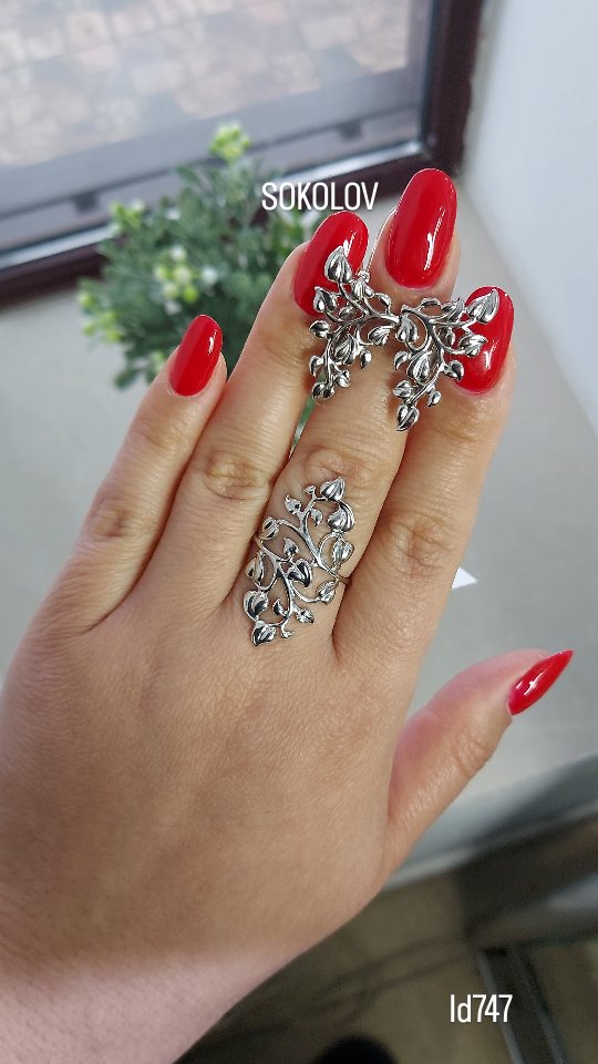 Серьги из серебра — кадр из рилса