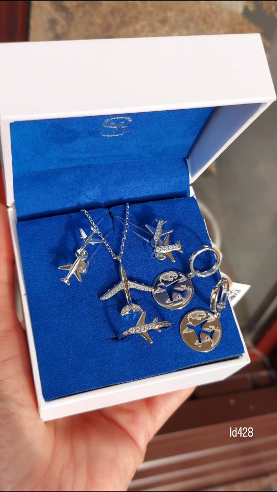 Серьги из серебра с фианитами — кадр из рилса