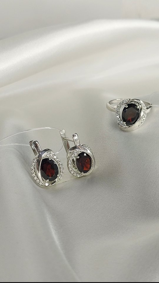 Кольцо из серебра с гранатом и фианитами — кадр из рилса 1