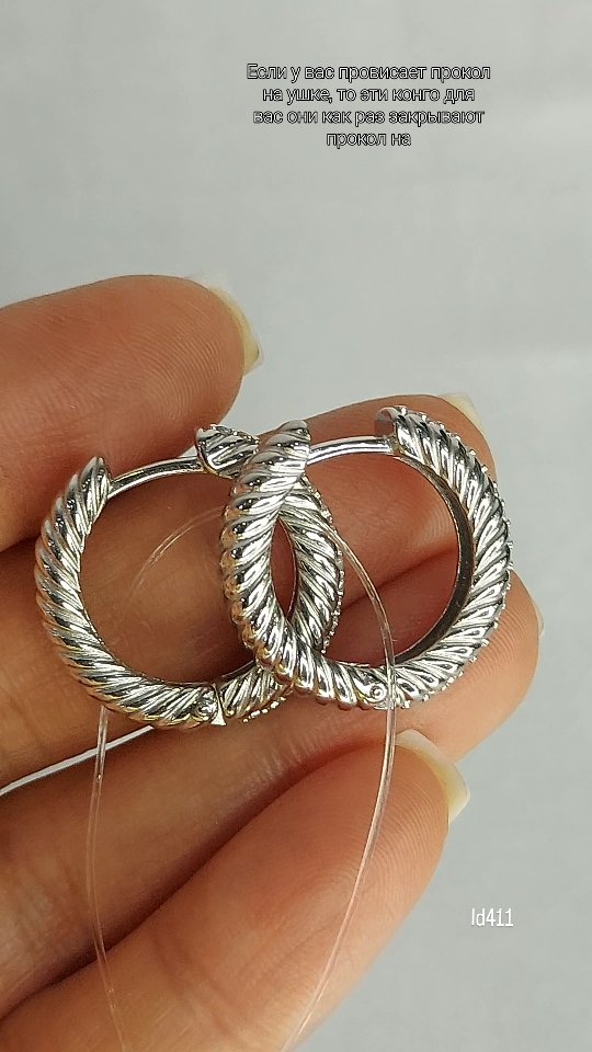 Кольцо из серебра с фианитами — кадр из рилса