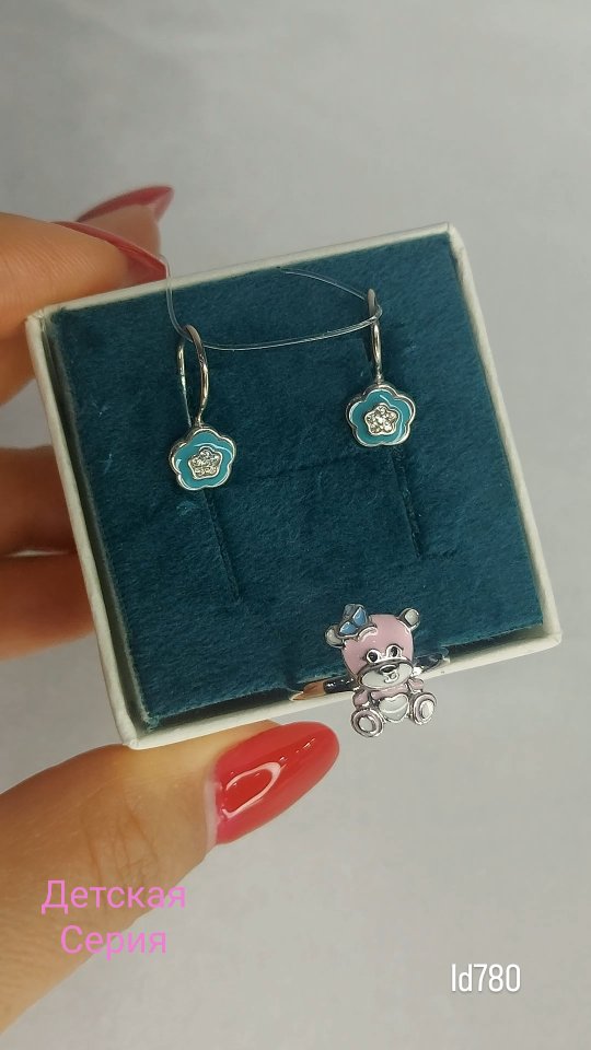 Серьги из серебра с фианитами и эмалью — кадр из рилса 2