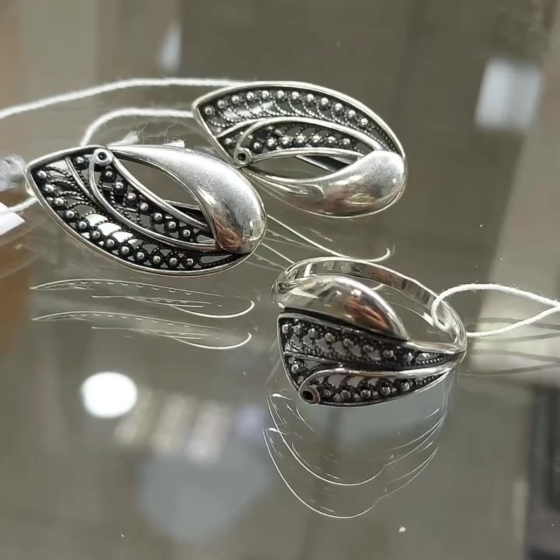 Видео: Серебряное кольцо с оксидированием и ажурным растительным узором