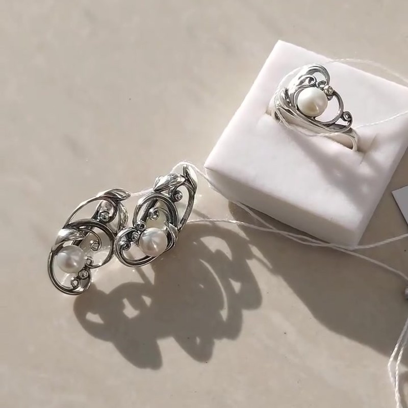 Видео: Серебряное кольцо 925 пробы с имитацией жемчуга и оксидированием