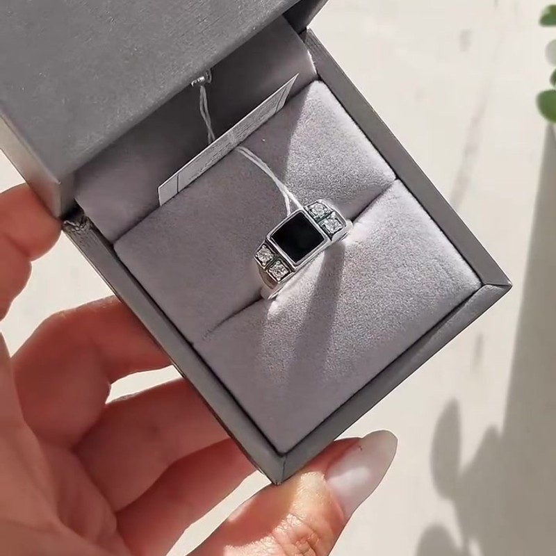 Серебряное кольцо-печатка с фианитами 925 пробы - Instagram Reel 