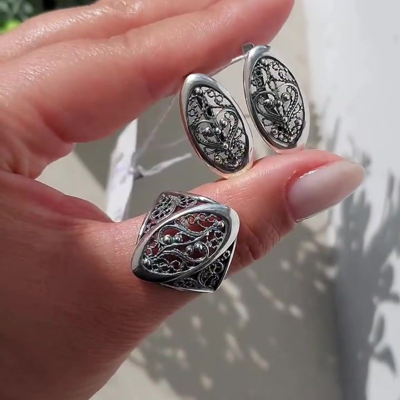 Видео: Серебряные серьги с оксидированием и ажурным узором филигрань