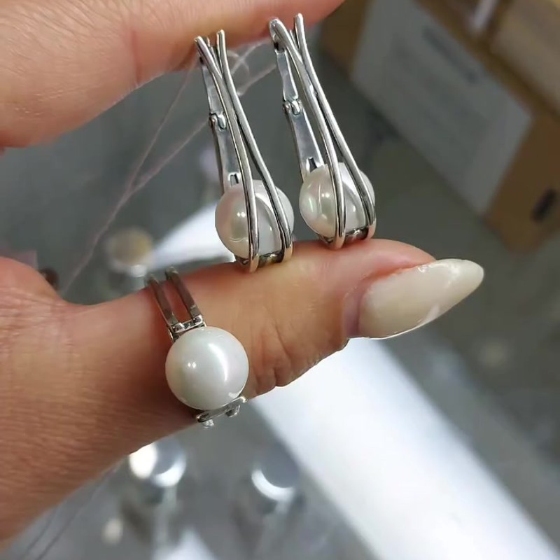 Видео: Серебряные серьги 925 пробы с жемчугом и оксидированием