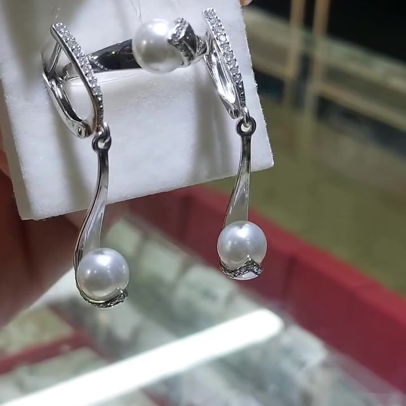 Видео: Серьги 398701F509л Вес: 3,8 гр.,Серебро 925º Покрытие: родирование , Вставка: фианит, Жемчуг Имитация