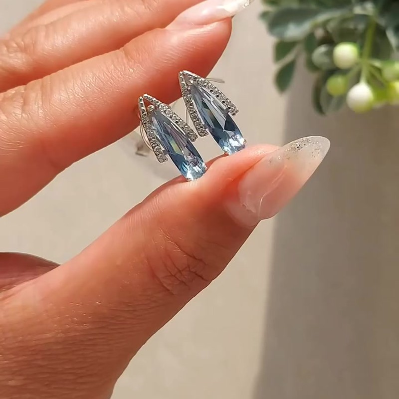 Серебряные серьги с нанотурмалином Параиба и фианитами 925 пробы — кадр из рилса