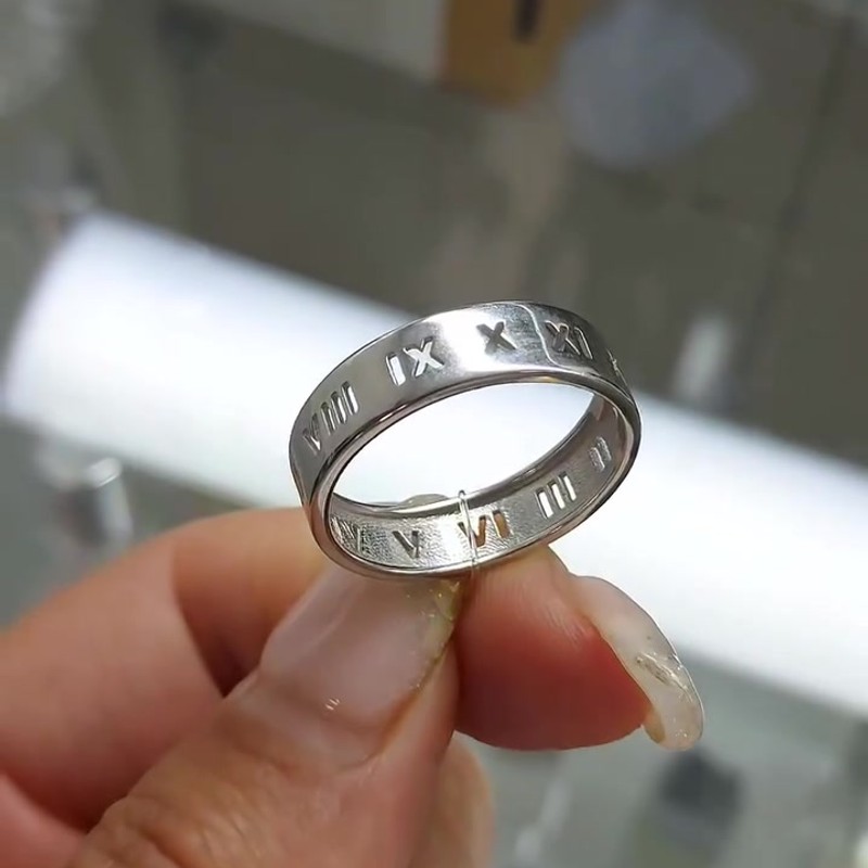 Серебряное кольцо с римскими цифрами 925 пробы — кадр из рилса