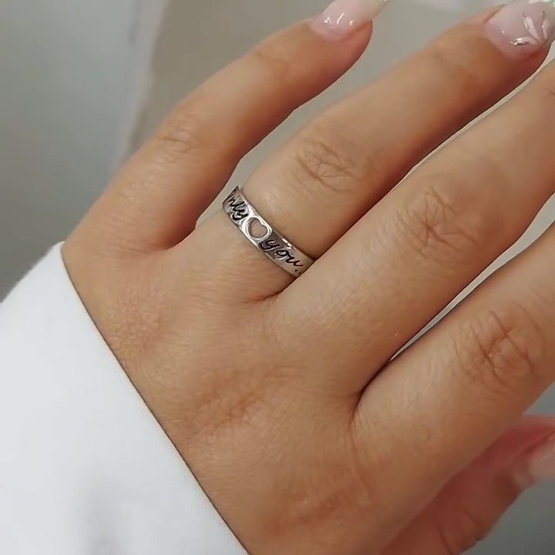 Серебряное кольцо «Only you» с прорезным сердцем 925 пробы — кадр из рилса