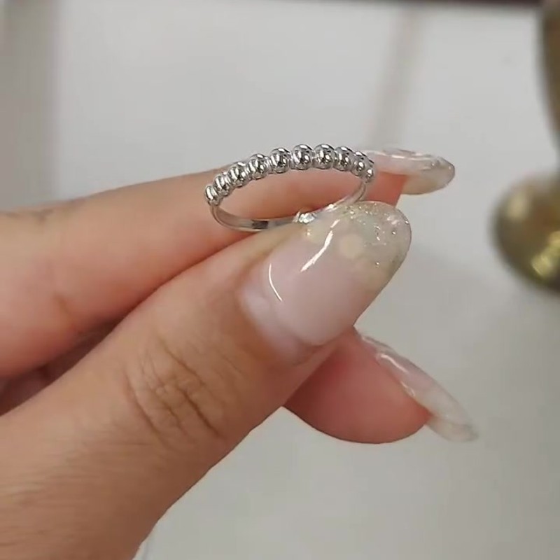 Серебряное кольцо 925 пробы с декоративными шариками — кадр из рилса