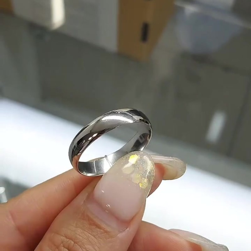 Серебряное обручальное кольцо 925 пробы с родиевым покрытием — кадр из рилса