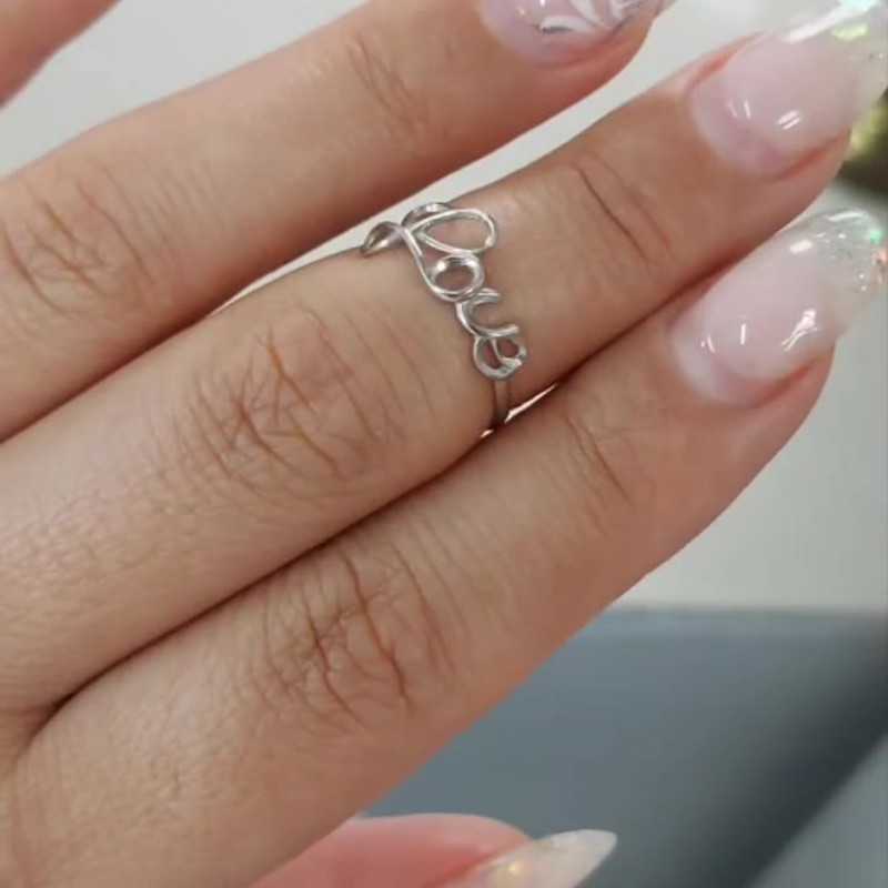 Серебряное кольцо «Love» на фалангу 925 пробы — кадр из рилса