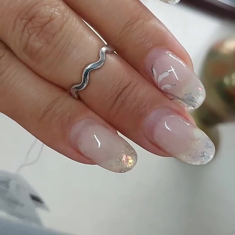 Серебряное кольцо на фалангу 925 пробы без вставок — кадр из рилса