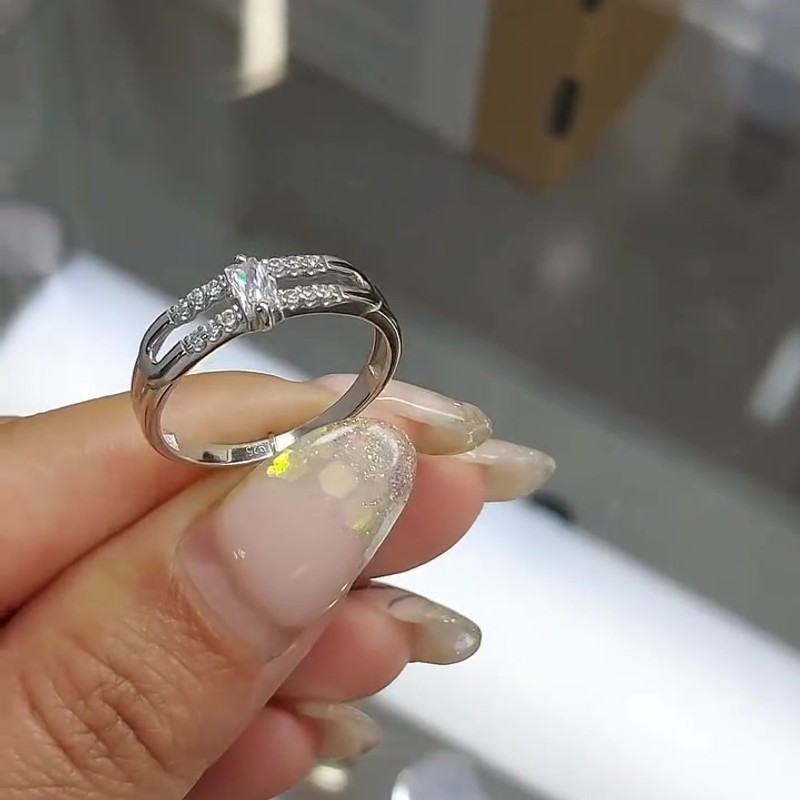 Серебряное кольцо с прямоугольным фианитом и дорожками 925 пробы — кадр из рилса