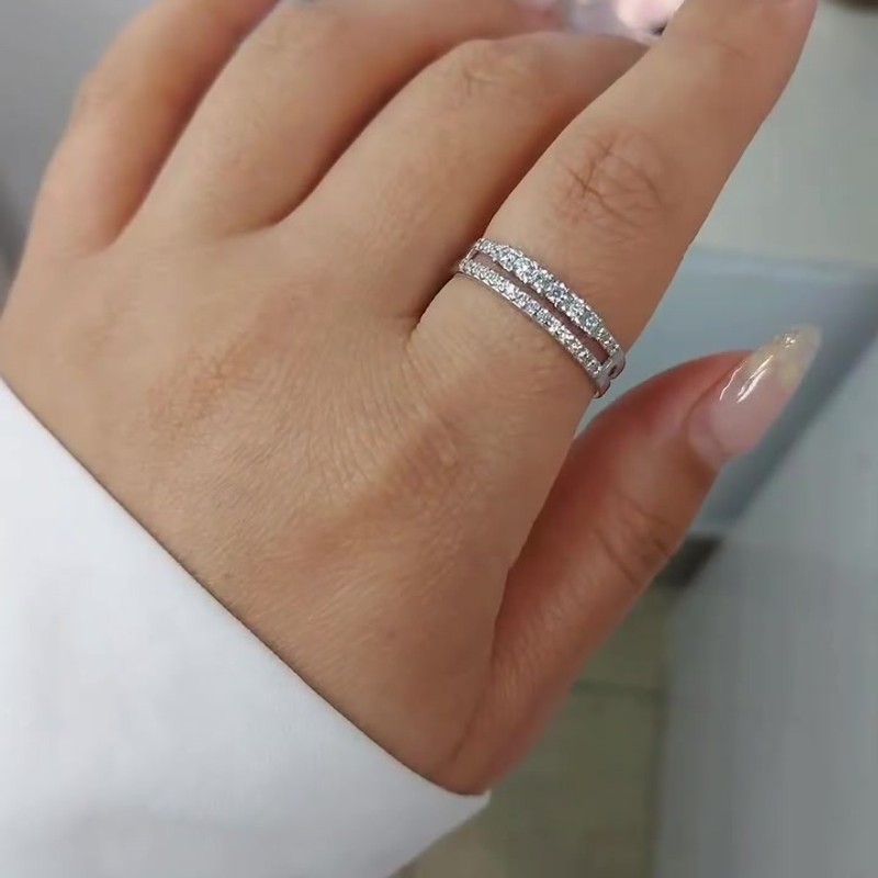 Серебряное кольцо с двумя дорожками фианитов 925 пробы — кадр из рилса