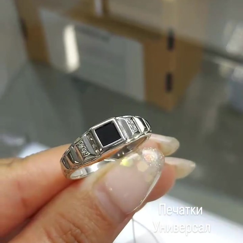 Серебряное кольцо-печатка с черным фианитом 925 пробы — кадр из рилса