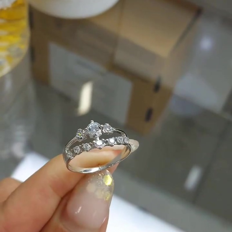 Серебряное кольцо с дорожками из фианитов 925 пробы — кадр из рилса