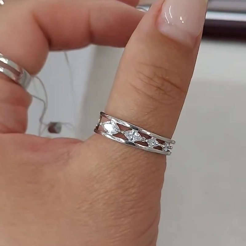 Серебряное кольцо с желтыми фианитами огранки маркиз 925 пробы — кадр из рилса 1