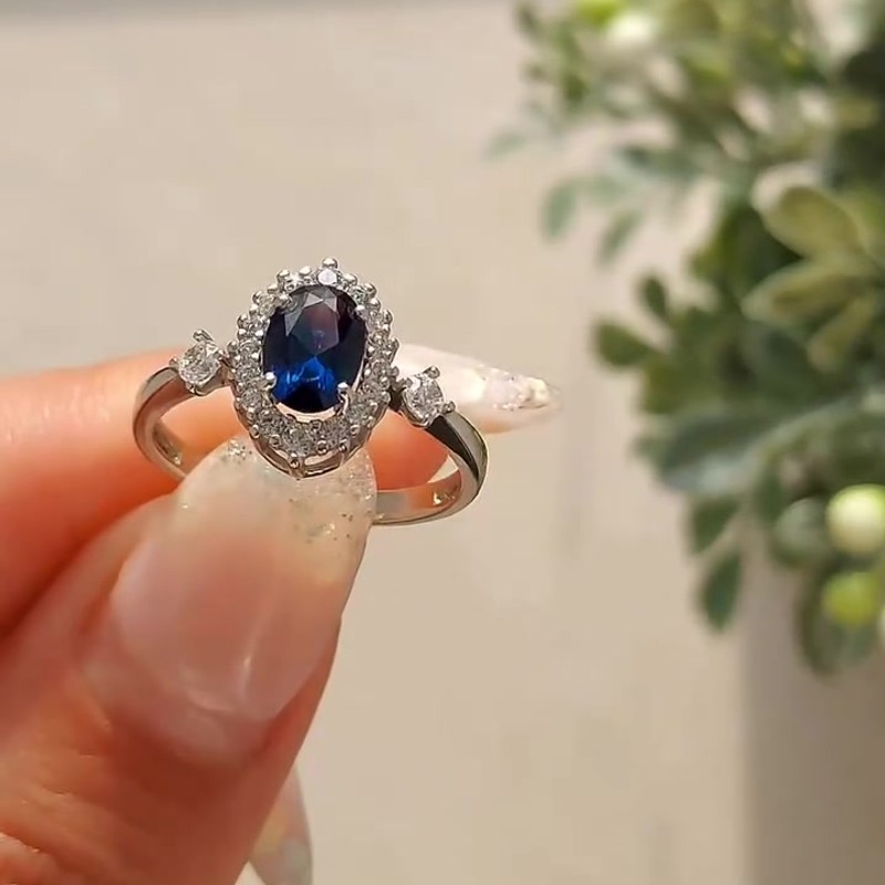 Кольцо Из Золота С Наносапфиром, Фианитами Из Коллекции "Клеопатра" — кадр из рилса 1