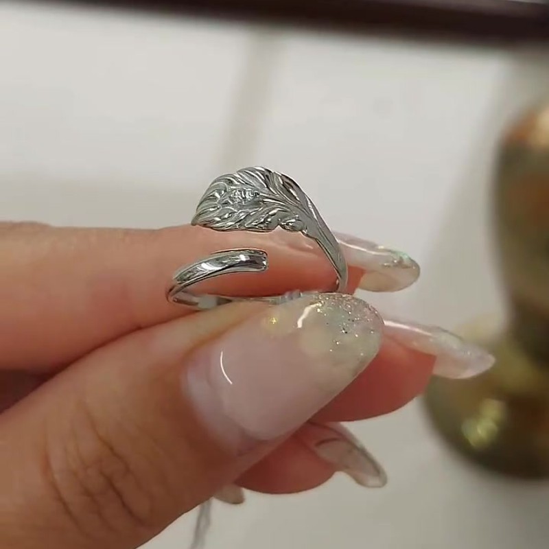 Серебряное кольцо на фалангу «Листик» с фианитами 925 пробы — кадр из рилса