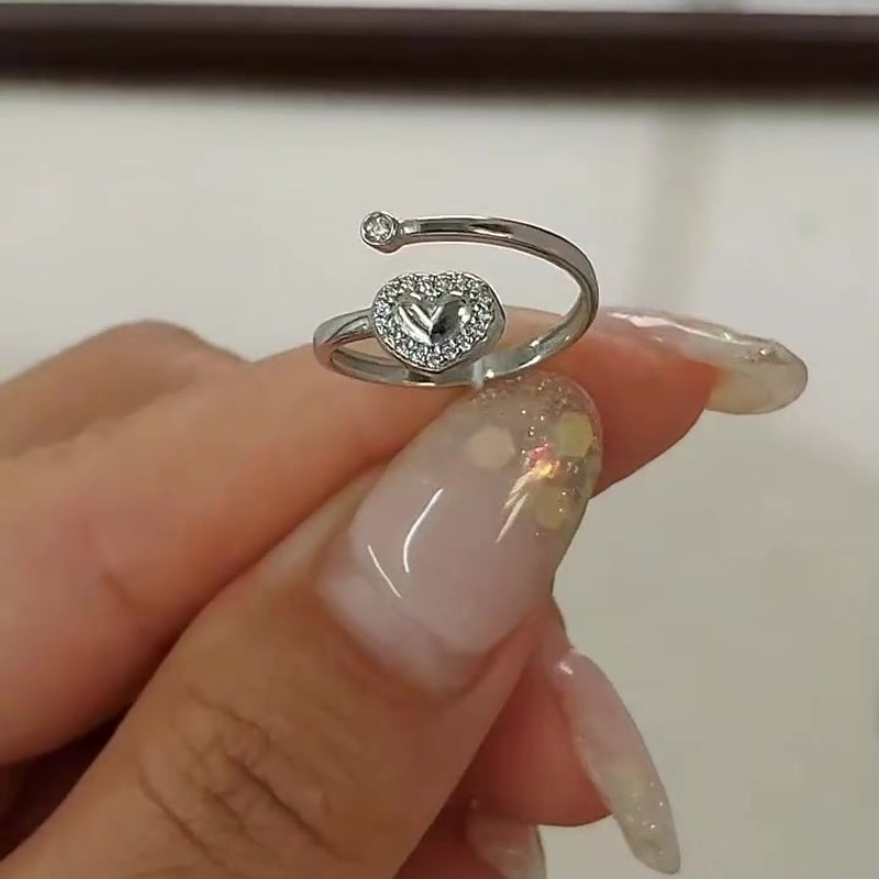 Серебряное кольцо на фалангу с фианитами и сердцем 925 пробы — кадр из рилса