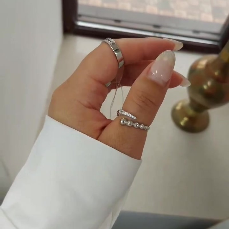 Серебряное кольцо 925 пробы с дорожкой фианитов и шариками — кадр из рилса