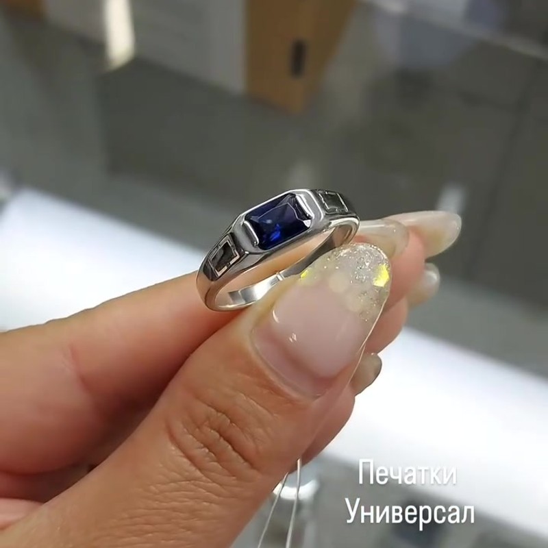 Серебряное кольцо с прямоугольным наносапфиром 925 пробы — кадр из рилса