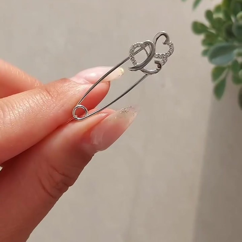 Булавка Из Золота С Фианитами — кадр из рилса 1