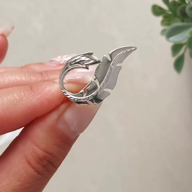 Серебряная брошь «Лист» 925 пробы с родиевым покрытием — кадр из рилса