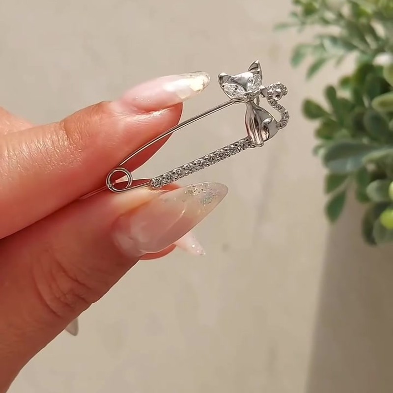 Булавка Из Серебра С Фианитами — кадр из рилса 1