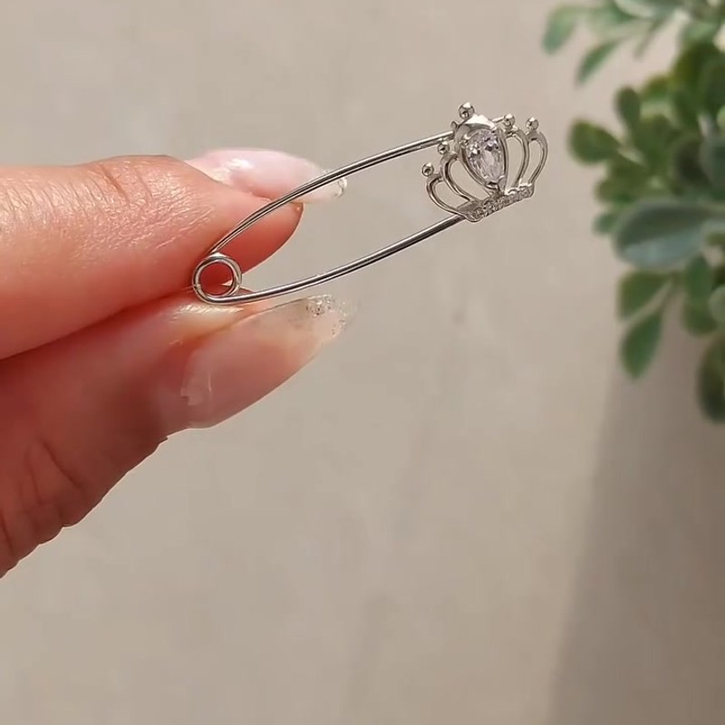 Булавка — кадр из рилса