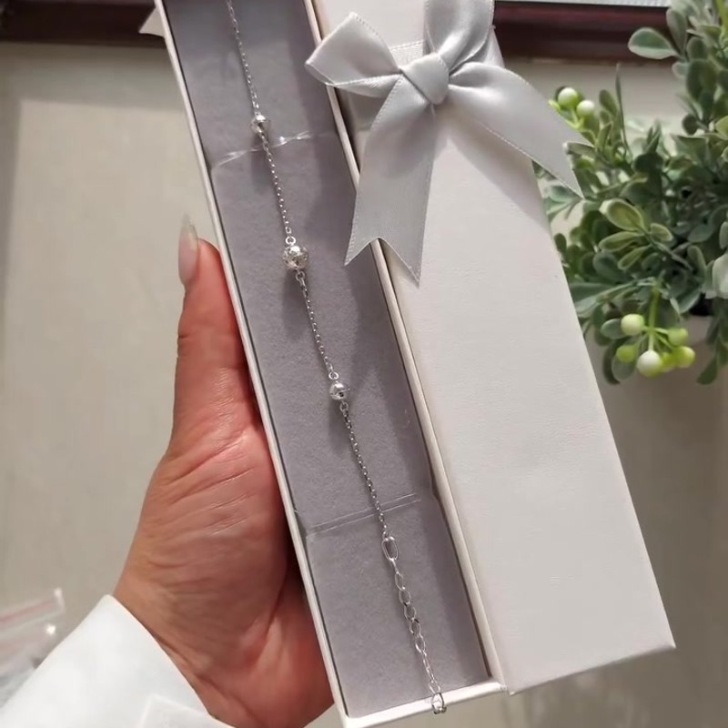 Серебряный браслет с ажурными шариками 925 пробы — кадр из рилса