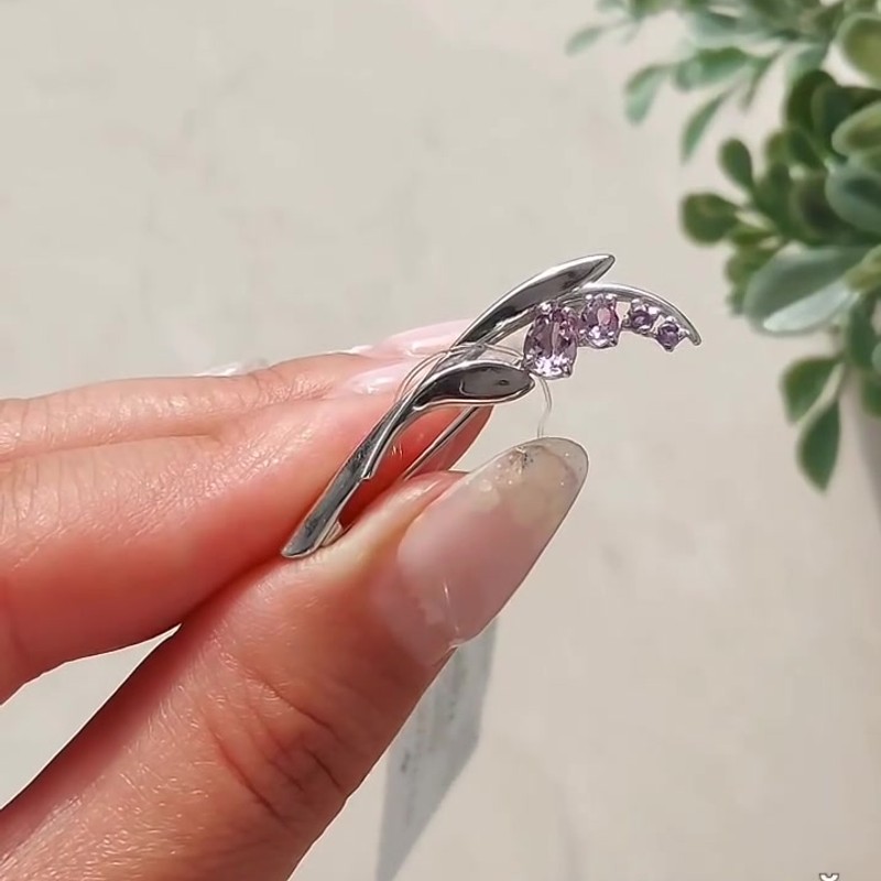 Серебряная брошь с аметистами 925 пробы в форме веточки — кадр из рилса