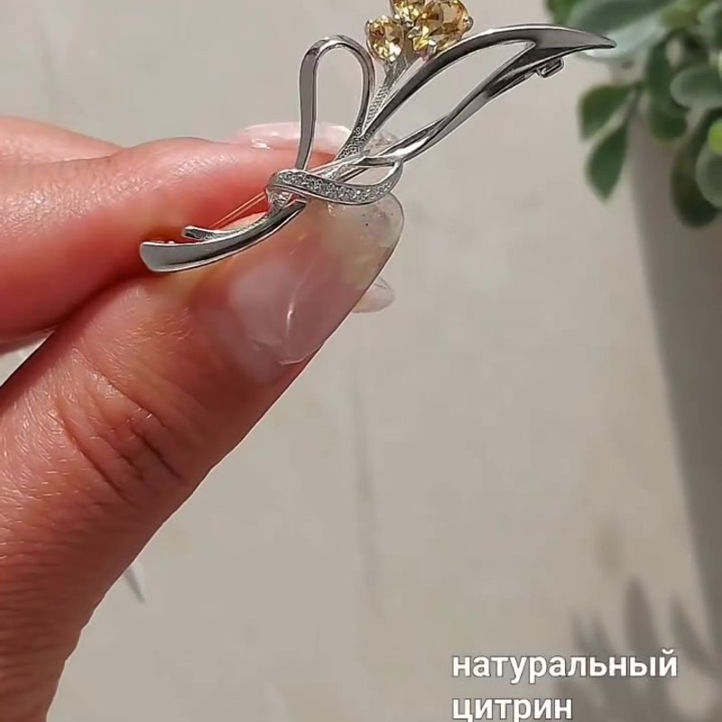 Серебряная брошь «Веточка» с цитринами и фианитами 925 пробы — кадр из рилса