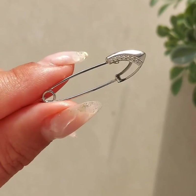 Булавка — кадр из рилса